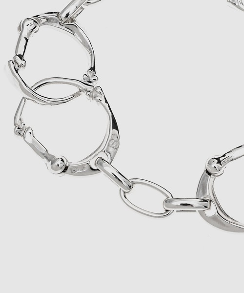 TAKAHIROMIYASHITATheSoloIst.（タカヒロミヤシタザソロイスト）の「bone shaped carabiner bracelet./S/（ブレスレット・メンズ・シルバー・ONE SIZE）」の2枚目の写真