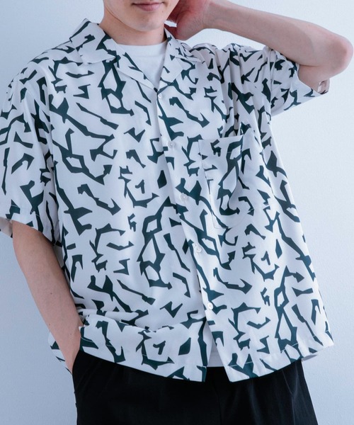 ITEMS URBANRESEARCH（アイテムズ アーバンリサーチ）の「ジオメトリックプリントオープンカラー半袖シャツ（シャツ/ブラウス・メンズ・オフホワイト/グレー/ブラック・LARGE/MEDIUM）」の5枚目の写真