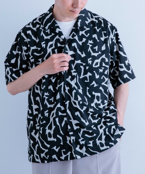 ITEMS URBANRESEARCH（アイテムズ アーバンリサーチ）の「ジオメトリックプリントオープンカラー半袖シャツ（シャツ/ブラウス・メンズ・オフホワイト/グレー/ブラック・LARGE/MEDIUM）」の9枚目の写真