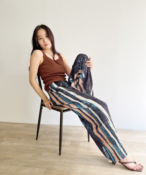 ISOOK(アイスー)の「【ZOZO限定】Random pattern pleated pants / ランダムパターンプリーツパンツ(その他パンツ・レディース・ネイビー・FREE)」の4枚目の写真