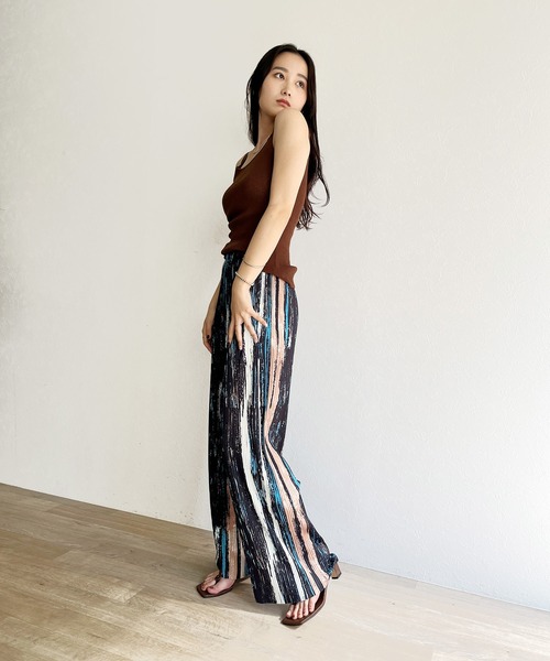 ISOOK(アイスー)の「【ZOZO限定】Random pattern pleated pants / ランダムパターンプリーツパンツ(その他パンツ・レディース・ネイビー・FREE)」の11枚目の写真