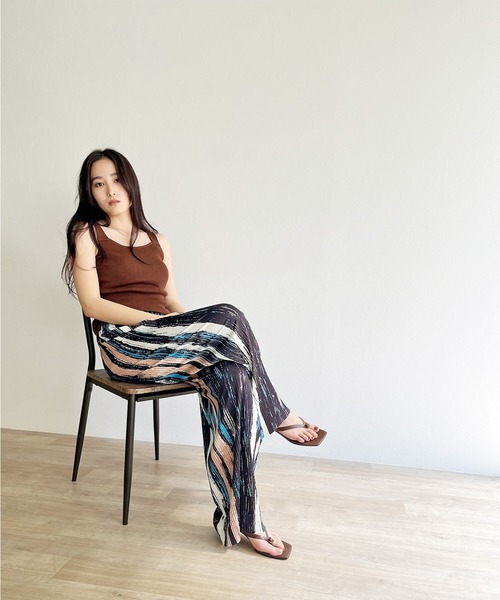 ISOOK(アイスー)の「【ZOZO限定】Random pattern pleated pants / ランダムパターンプリーツパンツ(その他パンツ・レディース・ネイビー・FREE)」の5枚目の写真