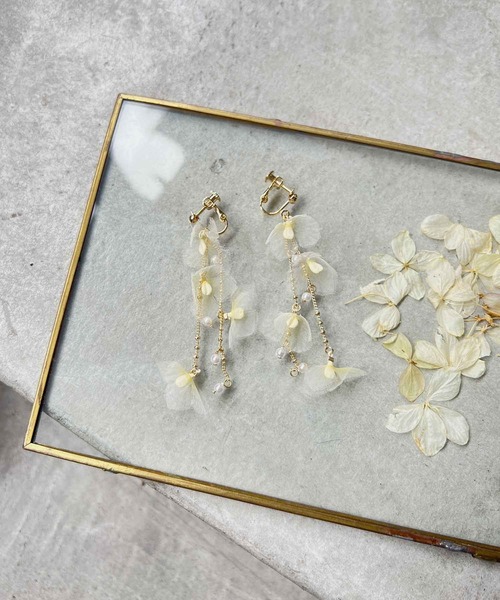 m.soeur（エムスール）の「シアーアジサイとパールの揺れイヤリング（イヤリング・レディース・ブラック/ホワイト/グリーン/イエロー・FREE）」の4枚目の写真