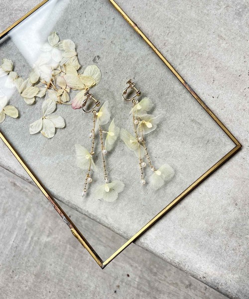 m.soeur（エムスール）の「シアーアジサイとパールの揺れイヤリング（イヤリング・レディース・ブラック/ホワイト/グリーン/イエロー・FREE）」の3枚目の写真