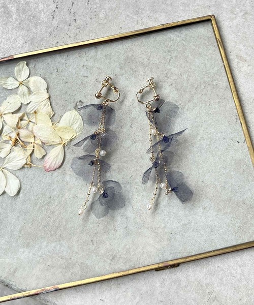 m.soeur（エムスール）の「シアーアジサイとパールの揺れイヤリング（イヤリング・レディース・ブラック/ホワイト/グリーン/イエロー・FREE）」の2枚目の写真