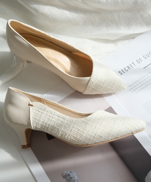 AmiAmi(アミアミ)の「ポインテッドトゥ バイカラーパンプス(パンプス・レディース・ブラウン/ネイビー/グレイッシュベージュ/ブラック/シルバー/ブラック系その他/ベージュ系その他/ホワイト系その他・L/LL/M/S/SS)」の2枚目の写真