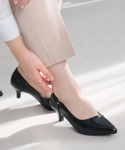 AmiAmi(アミアミ)の「ポインテッドトゥ バイカラーパンプス(パンプス・レディース・ブラウン/ネイビー/グレイッシュベージュ/ブラック/シルバー/ブラック系その他/ベージュ系その他/ホワイト系その他・L/LL/M/S/SS)」の3枚目の写真