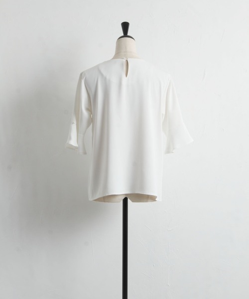 tocco closet（トッコ　クローゼット）の「パール付きフレアスリーブフロントフリルブラウス（シャツ/ブラウス・レディース・ネイビー/オフホワイト・M）」の8枚目の写真