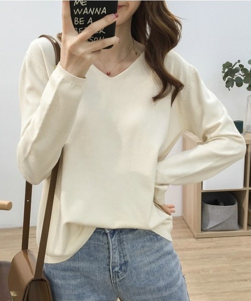 Silly（シリー）の「【デイリーコーデに使いやすい◎】12 color Vネックシンプルニットトップス（ニット/セーター・レディース・ピンク/イエロー/ブラック/ブルー/カーキ/オレンジ/アイボリー/グリーン/ホワイト/ブラウン/グレー/ライトブルー・FREE）」の2枚目の写真