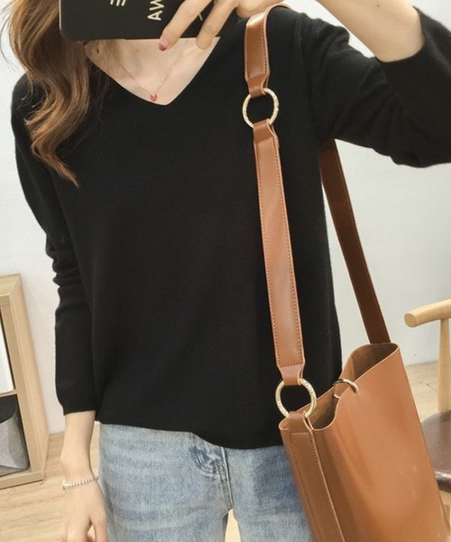 Silly（シリー）の「【デイリーコーデに使いやすい◎】12 color Vネックシンプルニットトップス（ニット/セーター・レディース・ピンク/イエロー/ブラック/ブルー/カーキ/オレンジ/アイボリー/グリーン/ホワイト/ブラウン/グレー/ライトブルー・FREE）」の3枚目の写真