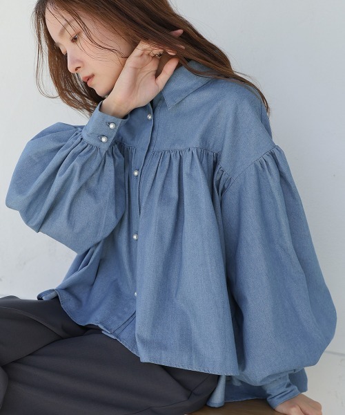 Bab(バブ)の「パールボタンデニムギャザーブラウス(シャツ/ブラウス・レディース・ブルー/ブラック/インディゴブルー・M)」の5枚目の写真
