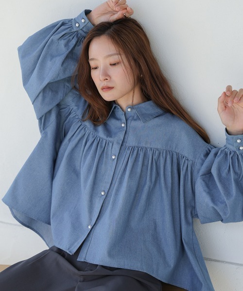 Bab(バブ)の「パールボタンデニムギャザーブラウス(シャツ/ブラウス・レディース・ブルー/ブラック/インディゴブルー・M)」の8枚目の写真