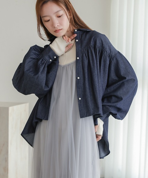 Bab(バブ)の「パールボタンデニムギャザーブラウス(シャツ/ブラウス・レディース・ブルー/ブラック/インディゴブルー・M)」の16枚目の写真