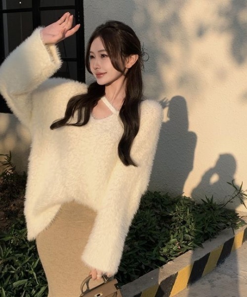 Achic(アシック)の「Vネックシャギーニットセーター(ニット/セーター・レディース・ホワイト/ブラック/グリーン・M)」の6枚目の写真