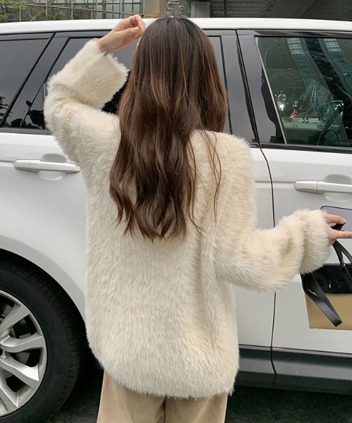 Achic(アシック)の「Vネックシャギーニットセーター(ニット/セーター・レディース・ホワイト/ブラック/グリーン・M)」の10枚目の写真