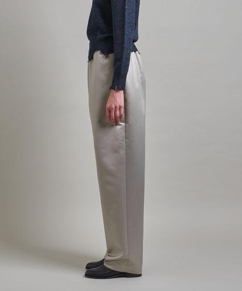 美品 ロエフ 3万円 サテンのテーパードパンツ センタープレスパンツ LOEFF センタープレスサテンテーパードパンツ | ur's（ユアーズ）