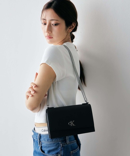 Calvin Klein(カルバン・クライン)の「スモールフラップチェーン クロスボディバッグ(ボディバッグ/ウエストポーチ・レディース・ブラック/グレー/オフホワイト・FREE)」の18枚目の写真