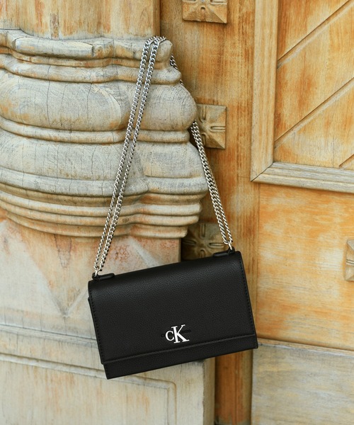 Calvin Klein(カルバン・クライン)の「スモールフラップチェーン クロスボディバッグ(ボディバッグ/ウエストポーチ・レディース・ブラック/グレー/オフホワイト・FREE)」の21枚目の写真