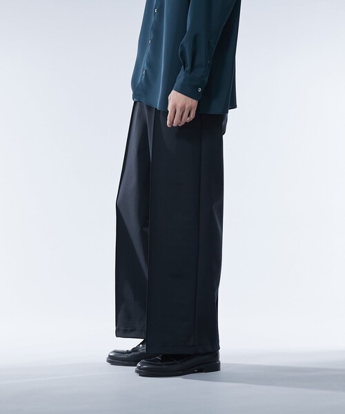 UNITED TOKYO(ユナイテッドトウキョウ)の「ハイマルチ ジャージースラックス | セットアップ着用可能(スラックス・メンズ・ネイビー/ブラック・2/1)」の9枚目の写真