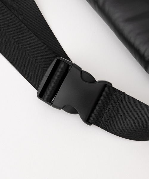 COLONY 2139（コロニートゥーワンスリーナイン）の「パファーボディバッグ（ボディバッグ/ウエストポーチ・レディース・ホワイト/ブラック・FREE）」の18枚目の写真