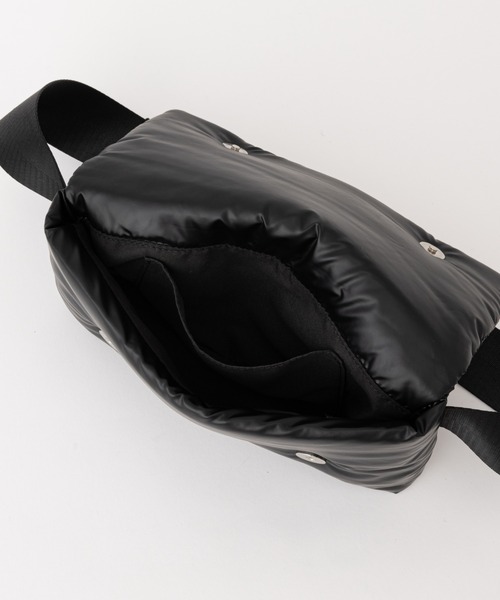 COLONY 2139（コロニートゥーワンスリーナイン）の「パファーボディバッグ（ボディバッグ/ウエストポーチ・レディース・ホワイト/ブラック・FREE）」の21枚目の写真