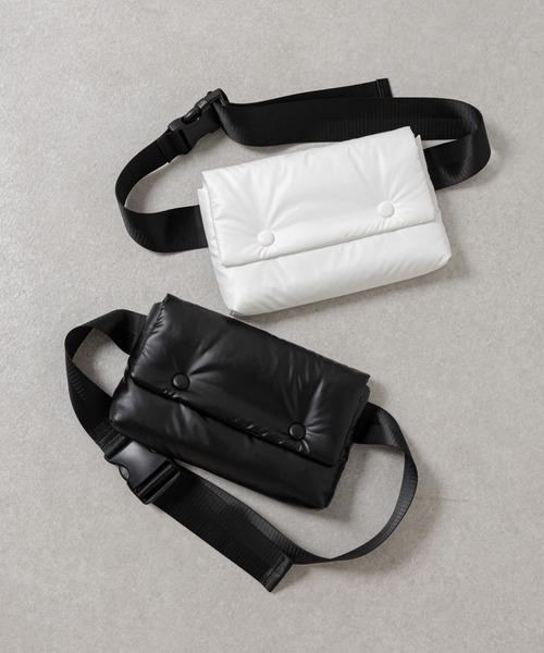 COLONY 2139（コロニートゥーワンスリーナイン）の「パファーボディバッグ（ボディバッグ/ウエストポーチ・レディース・ホワイト/ブラック・FREE）」の3枚目の写真