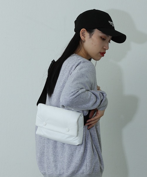 COLONY 2139（コロニートゥーワンスリーナイン）の「パファーボディバッグ（ボディバッグ/ウエストポーチ・レディース・ホワイト/ブラック・FREE）」の14枚目の写真