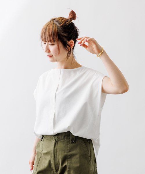 Rouge vif(ルージュヴィフ)の「ショルダータックカットブラウス(Tシャツ/カットソー・レディース・グレー/オフホワイト/ベージュ・フリー)」の4枚目の写真