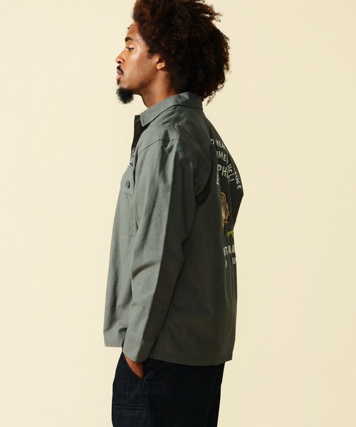 Alpha Industries（アルファインダストリーズ）の「ユーティリティシャツ/スーベニア刺繍 長袖（SOUVENIR）（シャツ/ブラウス・メンズ・ブラック/オリーブ/グレー・MEDIUM/LARGE/X-LARGE）」の6枚目の写真