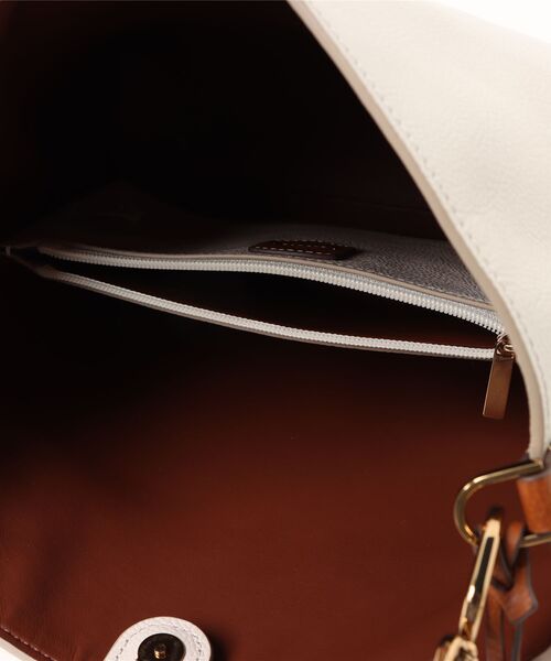 FOSSIL（フォッシル）の「フォッシル バケツ型バッググ レディース レザー ホワイト 11インチのiPad収納可 ZB11033103（ハンドバッグ・レディース・ホワイト・FREE）」の7枚目の写真