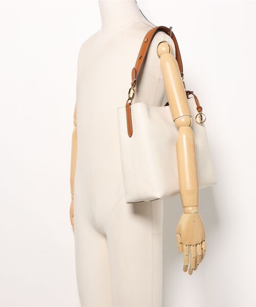 FOSSIL（フォッシル）の「フォッシル バケツ型バッググ レディース レザー ホワイト 11インチのiPad収納可 ZB11033103（ハンドバッグ・レディース・ホワイト・FREE）」の8枚目の写真