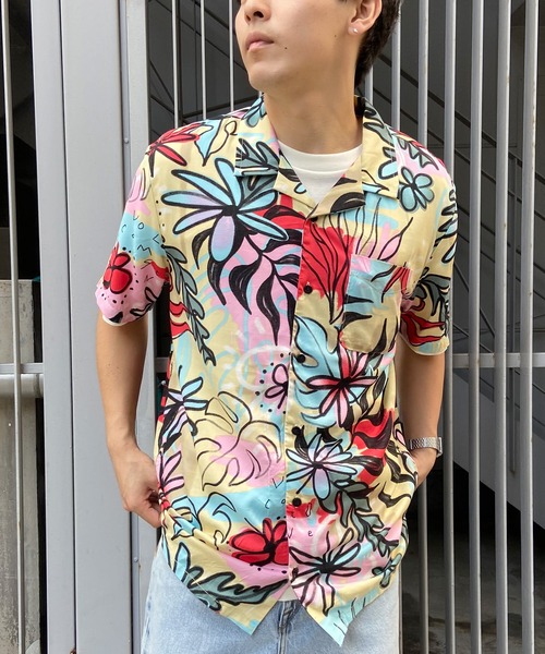 VOLCOM（ボルコム）の「VOLCOM/ボルコム 半袖シャツ 総柄 フラワー ボタニカル 陰陽マーク A0422400（シャツ/ブラウス・メンズ・ブラック/マルチ・M/L）」の2枚目の写真