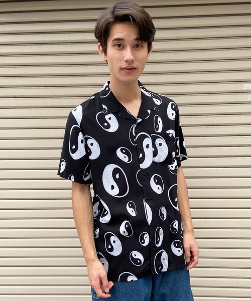 VOLCOM（ボルコム）の「VOLCOM/ボルコム 半袖シャツ 総柄 フラワー ボタニカル 陰陽マーク A0422400（シャツ/ブラウス・メンズ・ブラック/マルチ・M/L）」の4枚目の写真