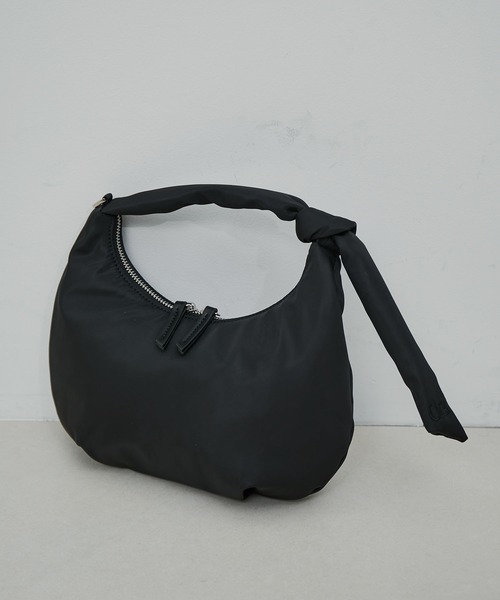 ADAM ET ROPE'(アダムエロペ)の「【サステナブル・WEB限定】ワンハンドル結びミニバッグ(ハンドバッグ・レディース・レッド/シルバー/ブラック・FREE)」の2枚目の写真