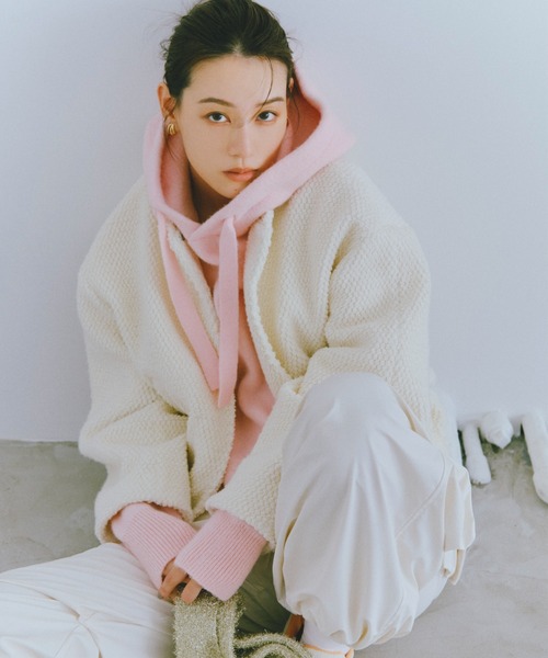 新品タグ付き　エミ emmi atelier フーディーニットプルオーバー emmi（エミ）の「フーディーニットプルオーバー（ニット/セーター