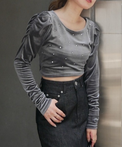 rienda（リエンダ）の「ビジューベロアクロップドトップス（Tシャツ/カットソー・レディース・ブラック/ライトブラウン/ブルー・FREE）」の3枚目の写真