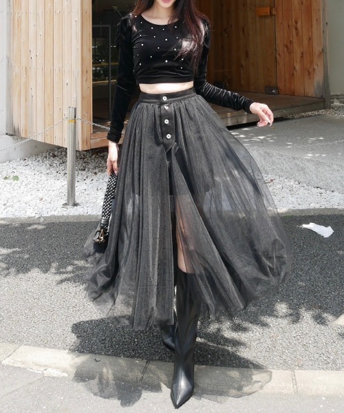 rienda（リエンダ）の「ビジューベロアクロップドトップス（Tシャツ/カットソー・レディース・ブラック/ライトブラウン/ブルー・FREE）」の5枚目の写真