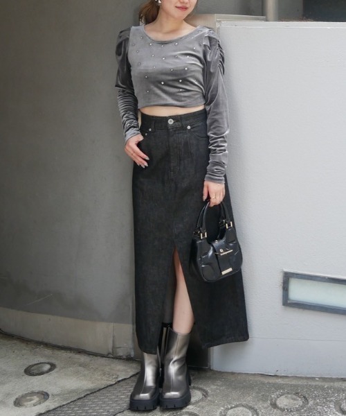 rienda（リエンダ）の「ビジューベロアクロップドトップス（Tシャツ/カットソー・レディース・ブラック/ライトブラウン/ブルー・FREE）」の11枚目の写真