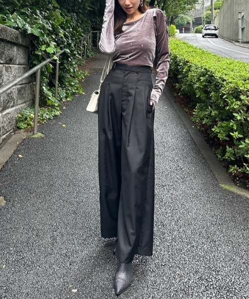 rienda（リエンダ）の「ビジューベロアクロップドトップス（Tシャツ/カットソー・レディース・ブラック/ライトブラウン/ブルー・FREE）」の12枚目の写真