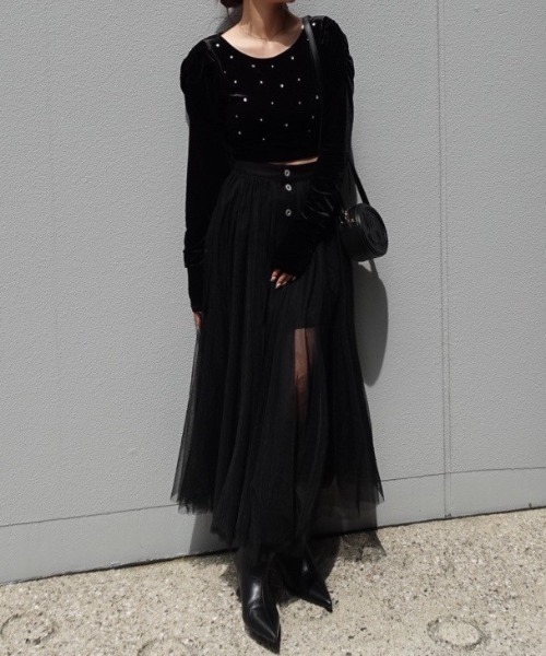 rienda（リエンダ）の「ビジューベロアクロップドトップス（Tシャツ/カットソー・レディース・ブラック/ライトブラウン/ブルー・FREE）」の15枚目の写真