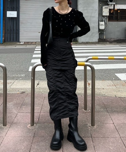 rienda（リエンダ）の「ビジューベロアクロップドトップス（Tシャツ/カットソー・レディース・ブラック/ライトブラウン/ブルー・FREE）」の6枚目の写真