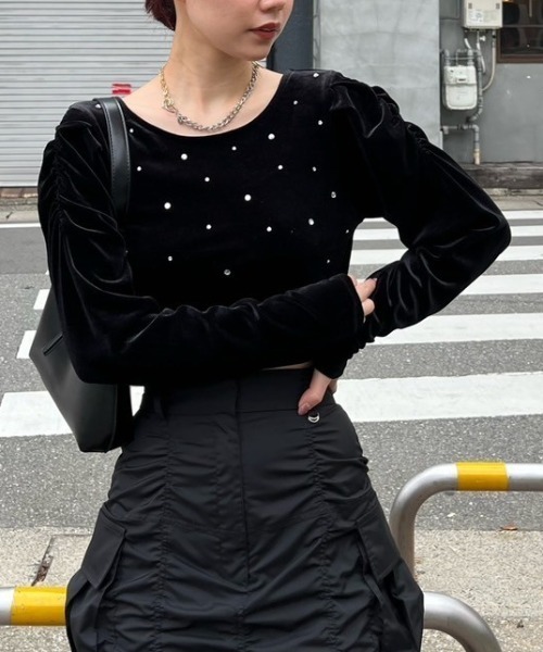 rienda（リエンダ）の「ビジューベロアクロップドトップス（Tシャツ/カットソー・レディース・ブラック/ライトブラウン/ブルー・FREE）」の9枚目の写真