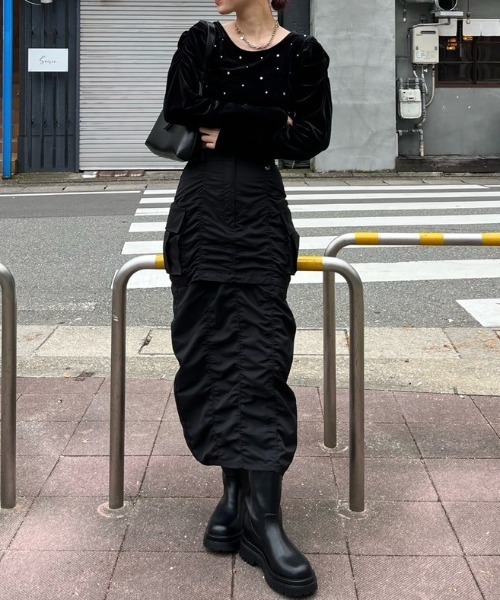 rienda（リエンダ）の「ビジューベロアクロップドトップス（Tシャツ/カットソー・レディース・ブラック/ライトブラウン/ブルー・FREE）」の7枚目の写真