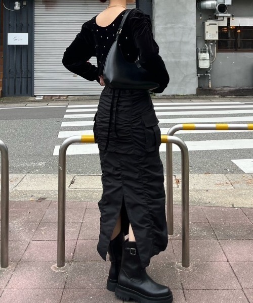 rienda（リエンダ）の「ビジューベロアクロップドトップス（Tシャツ/カットソー・レディース・ブラック/ライトブラウン/ブルー・FREE）」の8枚目の写真