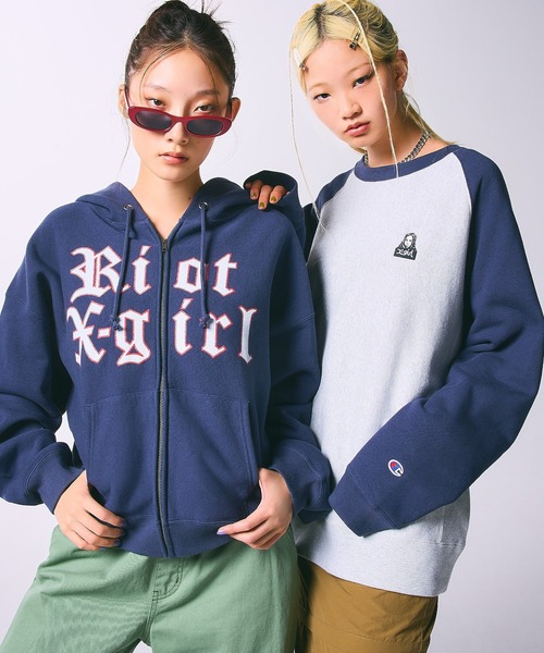 X-girl（エックスガール）の「X-girl x Champion REVERSE WEAVE R RAGLAN SWEAT TOP（スウェット・レディース・ブラック/アッシュ・S/M）」の5枚目の写真