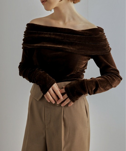 Olu.（オルドット）の「【zozo限定カラー】シアーベロアオフショルダートップス（Tシャツ/カットソー・レディース・ブラウン/ブラック/アイボリー/ブルーグレー・FREE）」の4枚目の写真