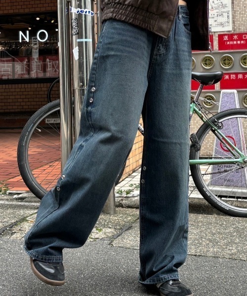 Chikashitsu +(チカシツプラス)の「ストリートファッション Chikashitsu + OaKS チカシツプラスオークス snap button design wide denim pants スナップボタンデザインワイドデニムパンツ ワイドジーンズ ジーパン ワイドパンツ ウォッシュドデニムパンツ 韓国ファッション 韓国ストリート Y2K(デニムパンツ・レディース・ブラック/ブルー・S/M/L)」の1枚目の写真