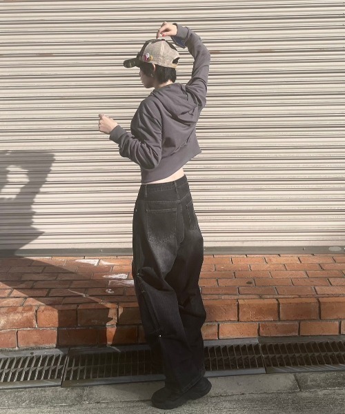 Chikashitsu +(チカシツプラス)の「ストリートファッション Chikashitsu + OaKS チカシツプラスオークス snap button design wide denim pants スナップボタンデザインワイドデニムパンツ ワイドジーンズ ジーパン ワイドパンツ ウォッシュドデニムパンツ 韓国ファッション 韓国ストリート Y2K(デニムパンツ・レディース・ブラック/ブルー・S/M/L)」の21枚目の写真
