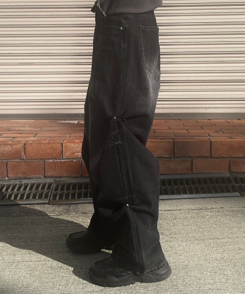 Chikashitsu +(チカシツプラス)の「ストリートファッション Chikashitsu + OaKS チカシツプラスオークス snap button design wide denim pants スナップボタンデザインワイドデニムパンツ ワイドジーンズ ジーパン ワイドパンツ ウォッシュドデニムパンツ 韓国ファッション 韓国ストリート Y2K(デニムパンツ・レディース・ブラック/ブルー・S/M/L)」の4枚目の写真