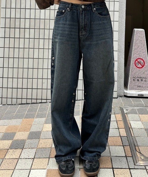 Chikashitsu +(チカシツプラス)の「ストリートファッション Chikashitsu + OaKS チカシツプラスオークス snap button design wide denim pants スナップボタンデザインワイドデニムパンツ ワイドジーンズ ジーパン ワイドパンツ ウォッシュドデニムパンツ 韓国ファッション 韓国ストリート Y2K(デニムパンツ・レディース・ブラック/ブルー・S/M/L)」の12枚目の写真